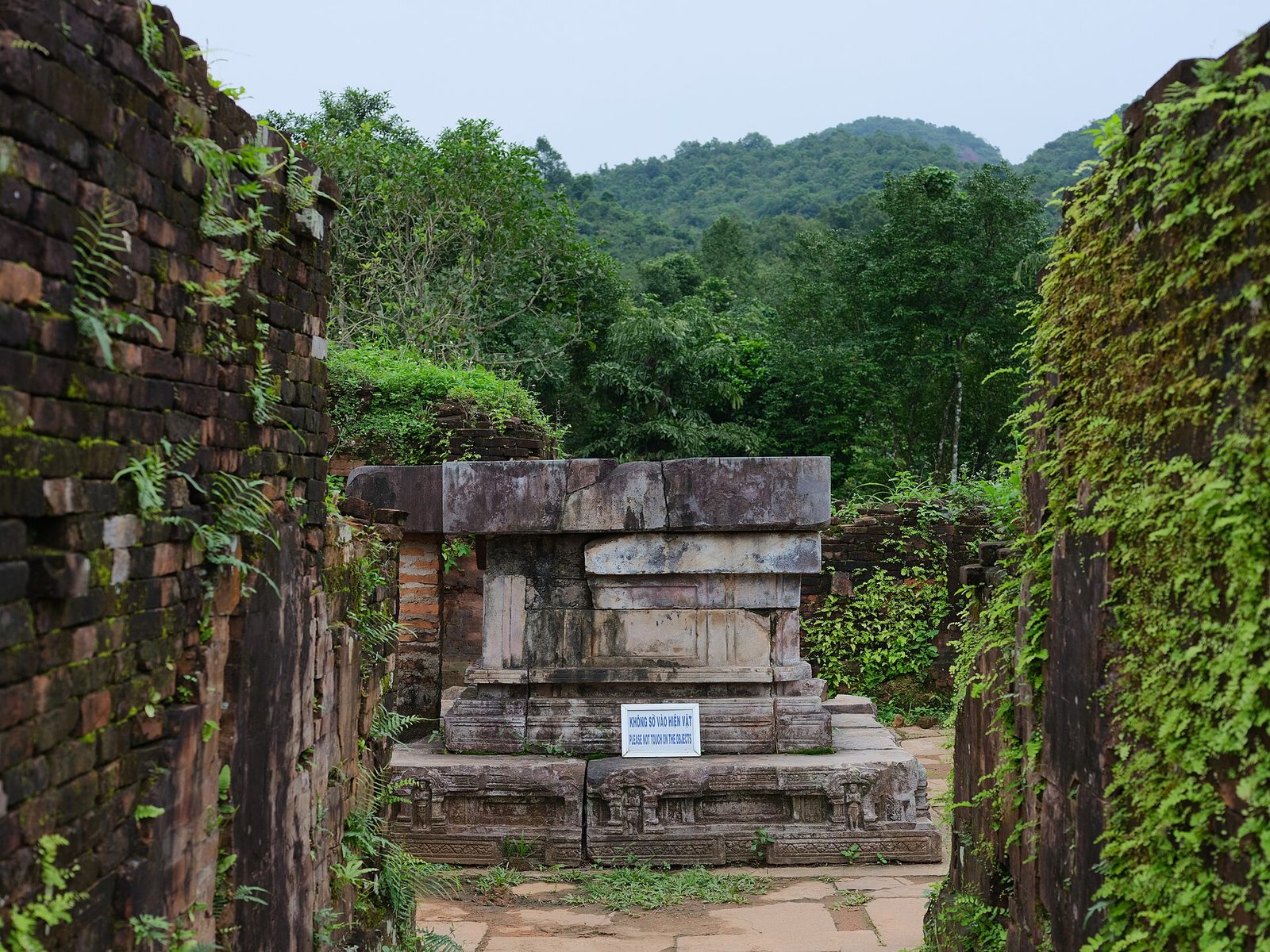 Vietnam North to South 10D9N — Day 4 — Titop Island · disembark · flight to Hue · Perfume River dragon boat (B/L/D)
